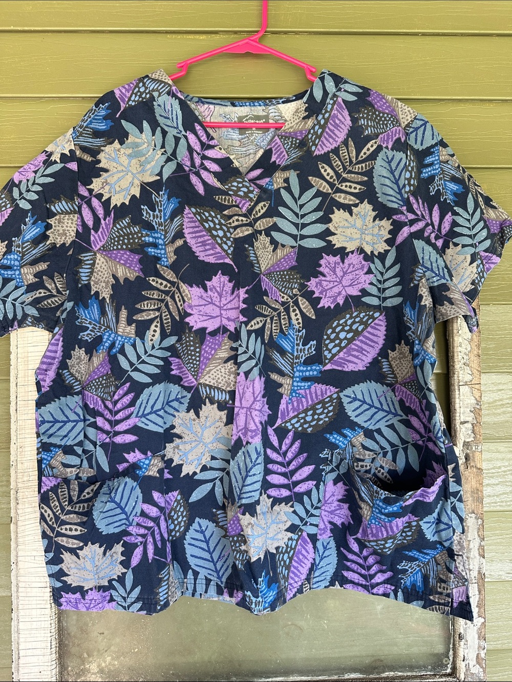 Women’s Floral Leaf Short Sleeve Scrub Top in Black, Purple & Blue